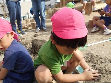 土を触る　5歳児