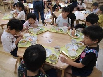食べる２