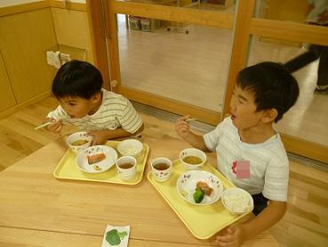 食べる３