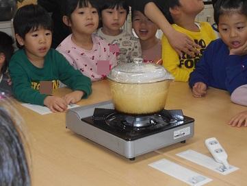 炊飯の様子を見る