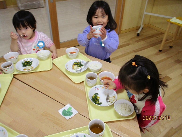 子ども達が楽しそうに給食を食べている様子