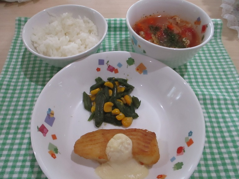 白ご飯、白身魚のポアレ豆乳クリームソース、三度豆ソテー、ミネストローネがお皿に盛りつけられた状態