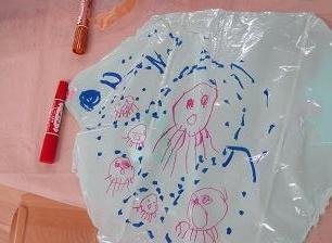 凧に好きな絵を描く