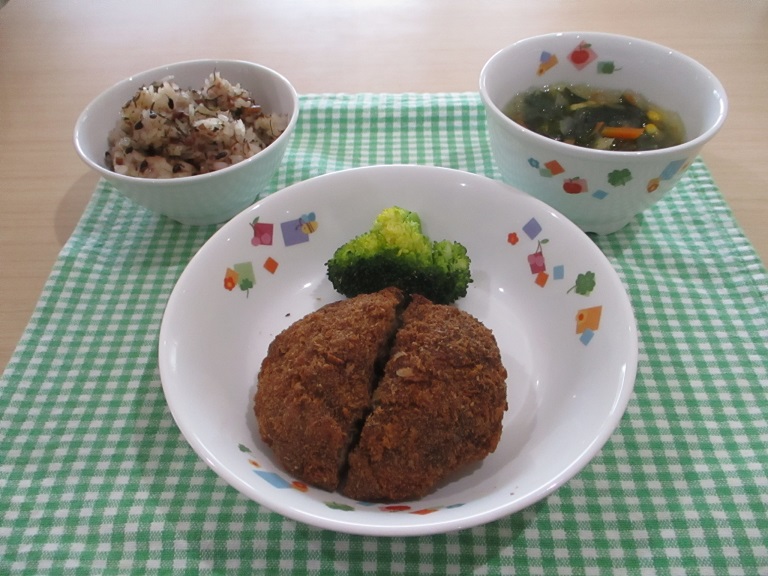 今日の給食の大豆ごはん・イワシメンチカツ・ブロッコリー・春雨スープが皿に盛りつけられた状態