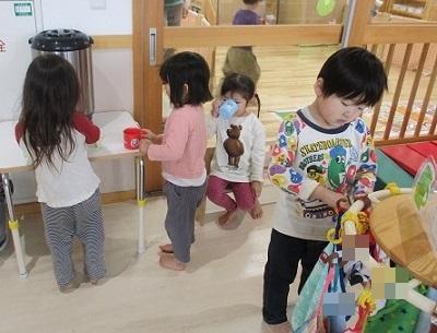 おちゃをのんだりいれたり