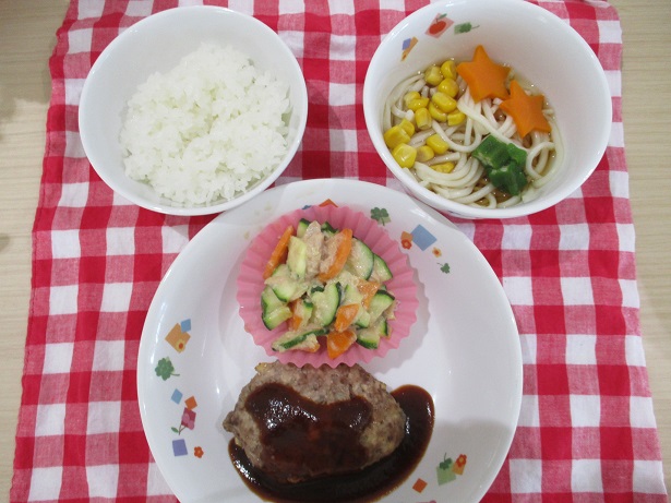 お皿に盛りつけられた豆腐ハンバーグ、ズッキーニとツナのサラダ、七夕そうめん、白ご飯。