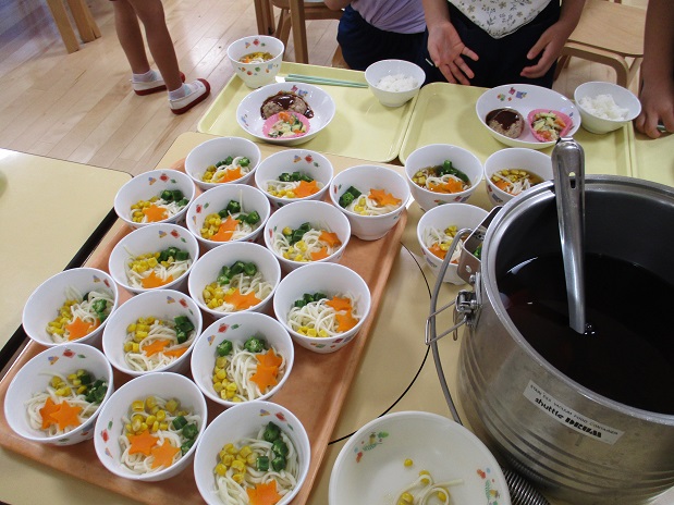 お椀に入った七夕そうめんにつゆをかける様子。