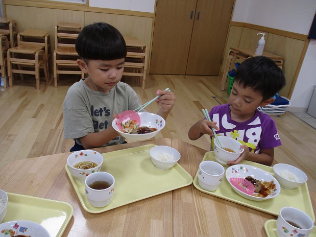 机を囲んで給食を食べている。