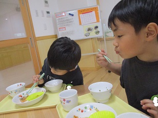 子ども達が給食を食べている様子。