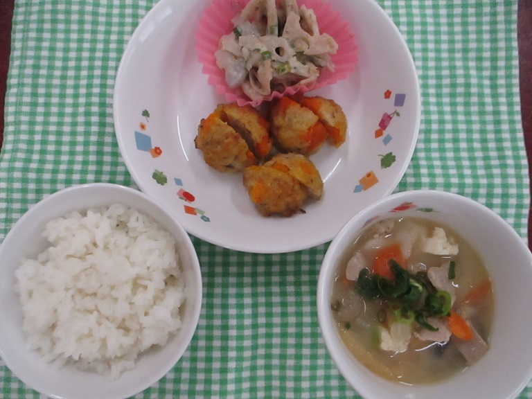 お皿に白ご飯・さば缶とかぼちゃの団子・れんこんのごまみそ和え・ゆず風味豚汁が盛り付けられている。