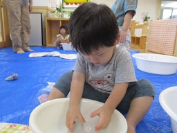氷に触れる
