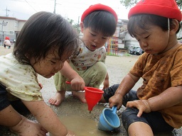 泥を流す　1歳児