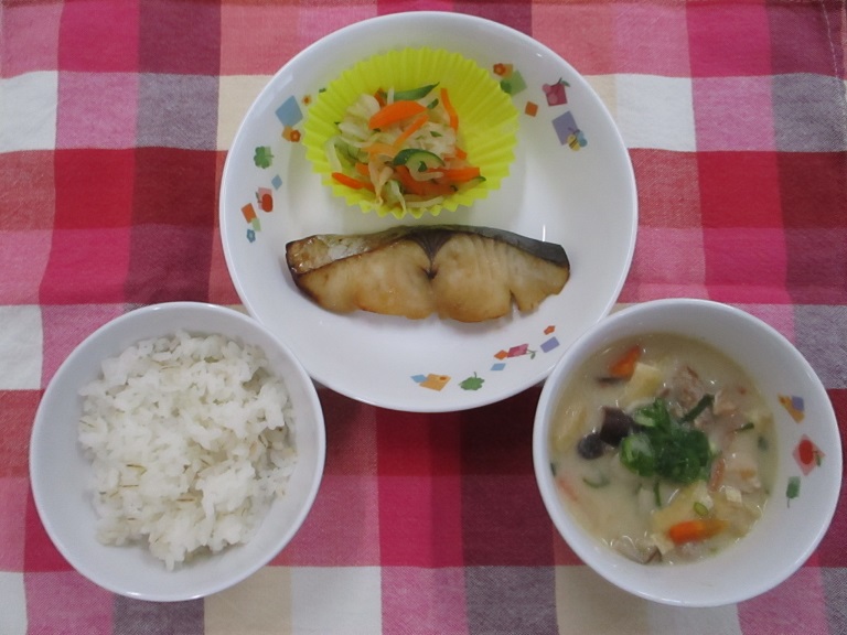 麦ごはん、鰆の照り焼き、なます、飛鳥汁がお皿に盛りつけられている。