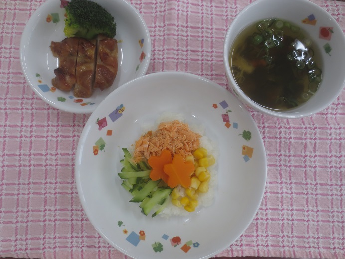 給食の「春色ちらし・鶏肉の照り焼き・ブロッコリー・わかめのすまし汁」が皿に盛りつけられている。