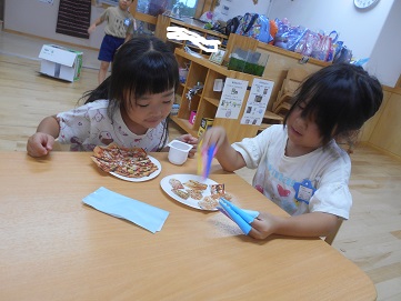 ピザを食べる子ども
