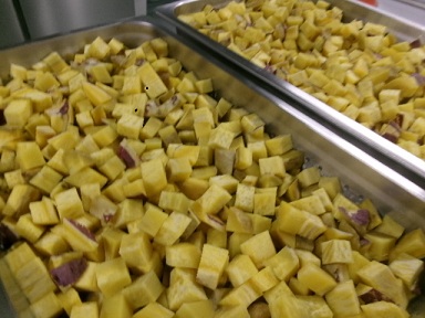 ホテルパンに、さつまいもを蒸したものが入っている。