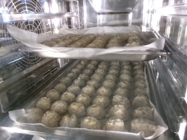 いわしと大豆の団子をスチームオーブンで焼いている様子。