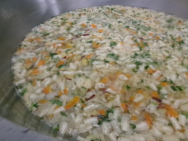 大きな釜に入ったさつま汁。