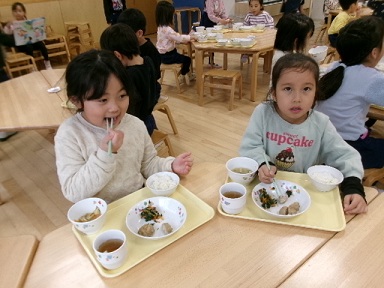 5歳児が給食を食べる様子1