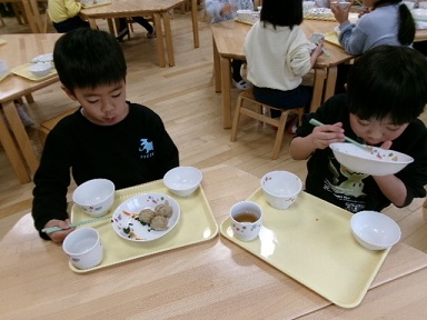 5歳児が給食を食べる様子2
