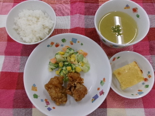 給食の白ご飯・チキン南蛮・ブロッコリーサラダ・オニオンスープ・スイートポテトがお皿に盛りつけられている。