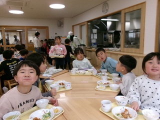 こともが給食を食べている様子1