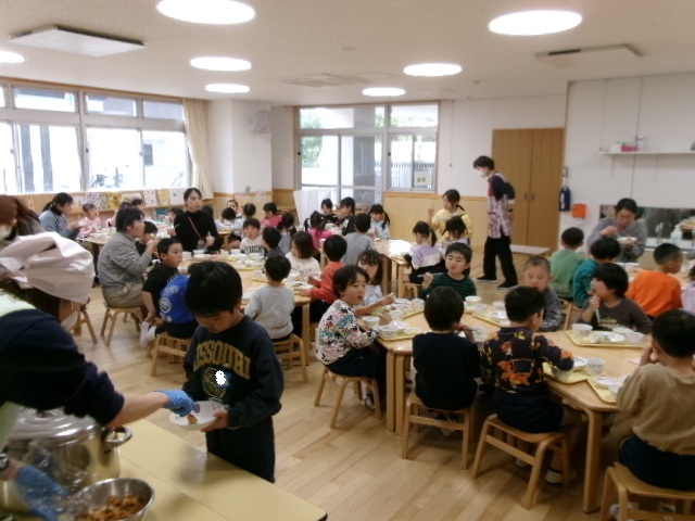 こども達が給食を食べている様子3
