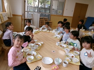 こども達が給食を食べている様子4