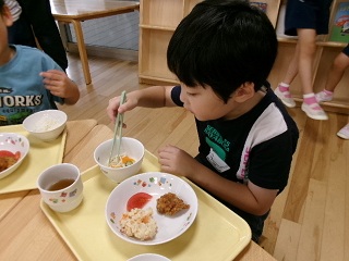 こどもが給食を食べている様子2