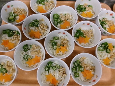 お椀に盛りつけられた七夕そうめんがたくさん並んでいる。