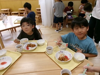こども達が給食を食べている様子1