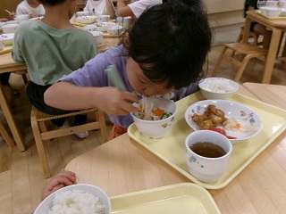 こども達が給食を食べている様子4