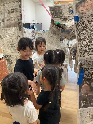新聞紙迷路「いっしょに行く？」