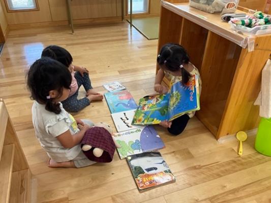 よみきかせしてるよ