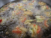 夏野菜の寄せ揚げを油で揚げている