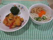 ブロッコリー・夏野菜の寄せ揚げ・七夕そうめんをお皿に盛りつけた給食