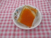 お皿に盛りつけられたパンとキャロットジャム