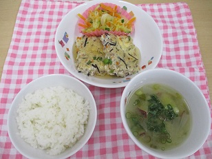 今日の給食、ぎせいどうふ、そうめんかぼちゃのあえもの、さつまいものみそ汁がお皿に盛りつけられている。