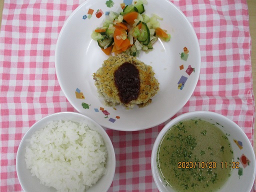 白ご飯、オニオンスープ、メンチカツ、キャベツのナムルが食器に盛りつけられている