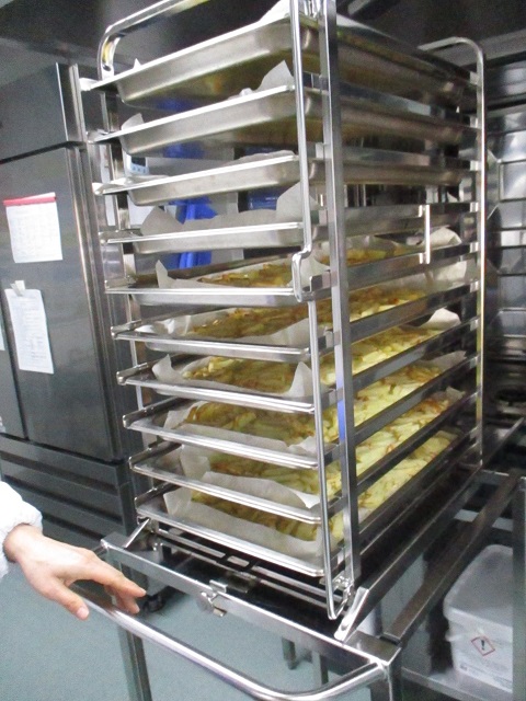 ポテトをホテルパンに並べスチコンに入れる様子