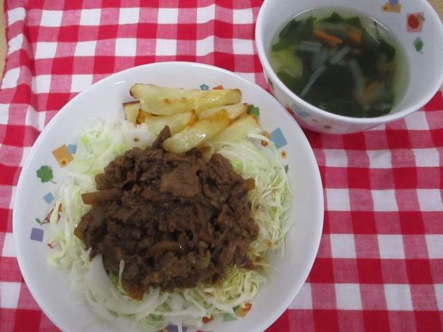 焼肉丼、グリルポテト、中華風スープが皿に盛りつけられている。