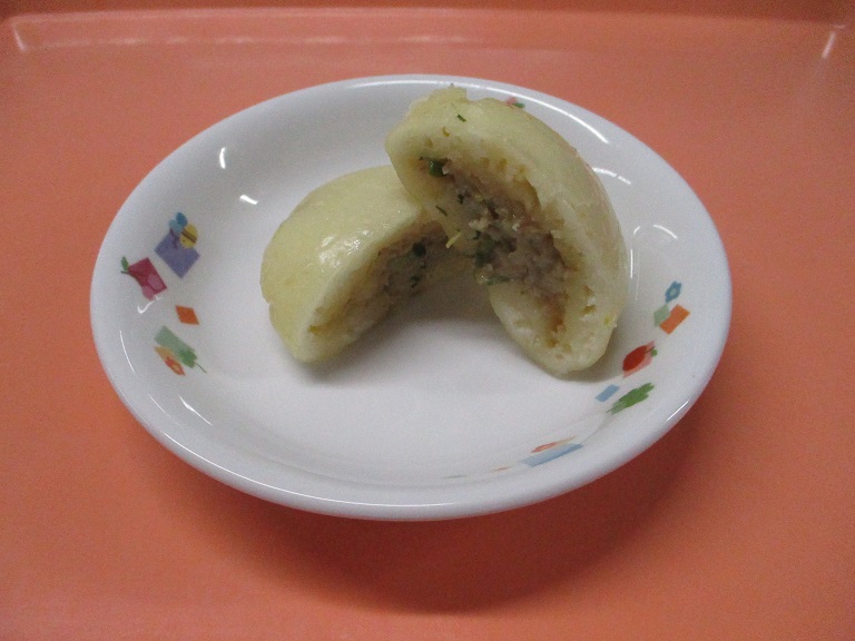 皿に盛りつけられた肉まん