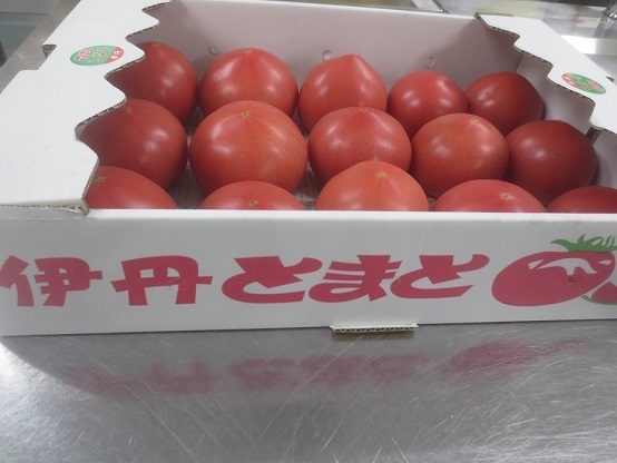 箱に入ったトマト