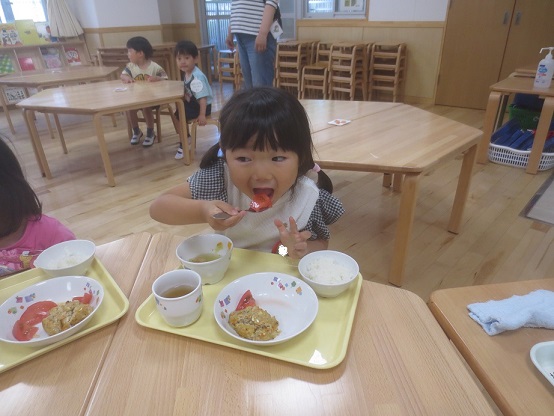 トマト食べる