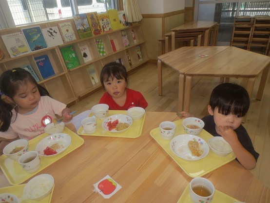 トマト食べる子ども
