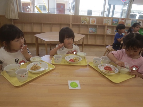 トマト食べる子ども