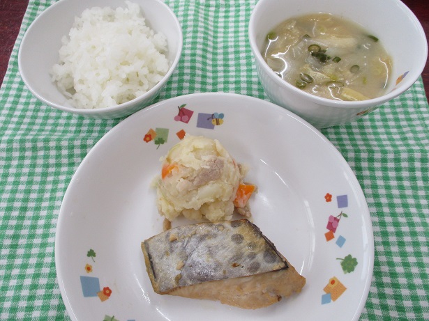 今日の給食献立、鰆のレモン焼き、こっくりポテトサラダ、玉ねぎのみそ汁が盛りつけられている。