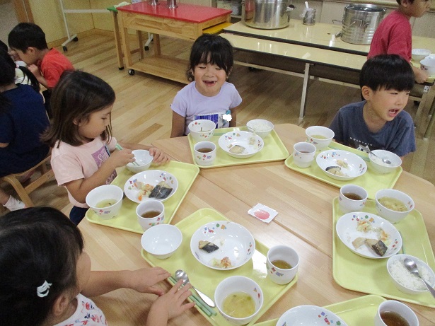 こどもたちがテーブルを囲んで食べている様子。