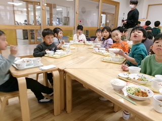 こどもが給食を食べている様子2