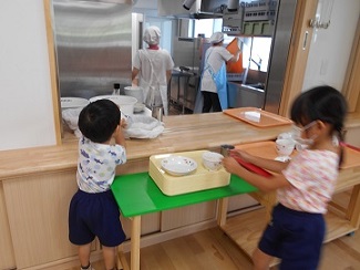 食器を片付ける